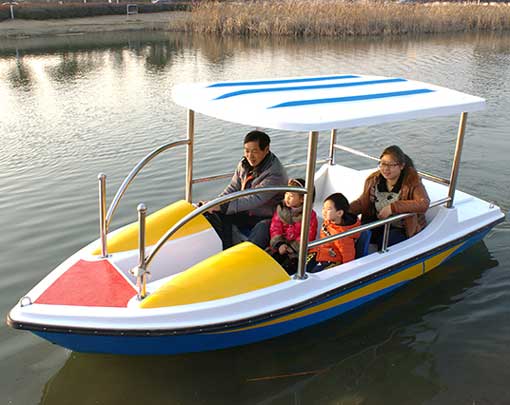 Family Fun Electric Boats In the Lake